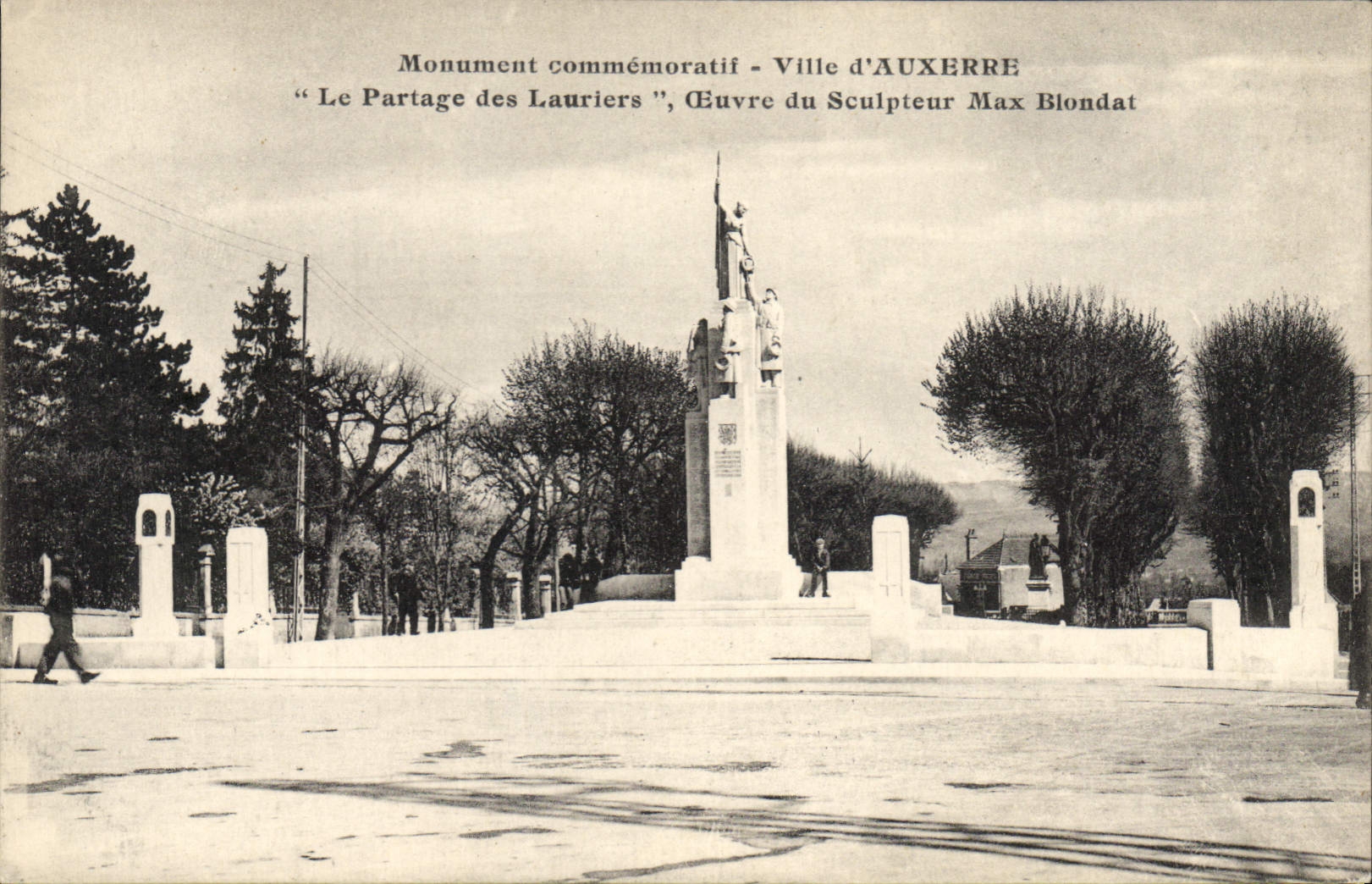 CPA Monument commemoratif Ville d'Auxerre Le Partage des Lauriers Max Blondat