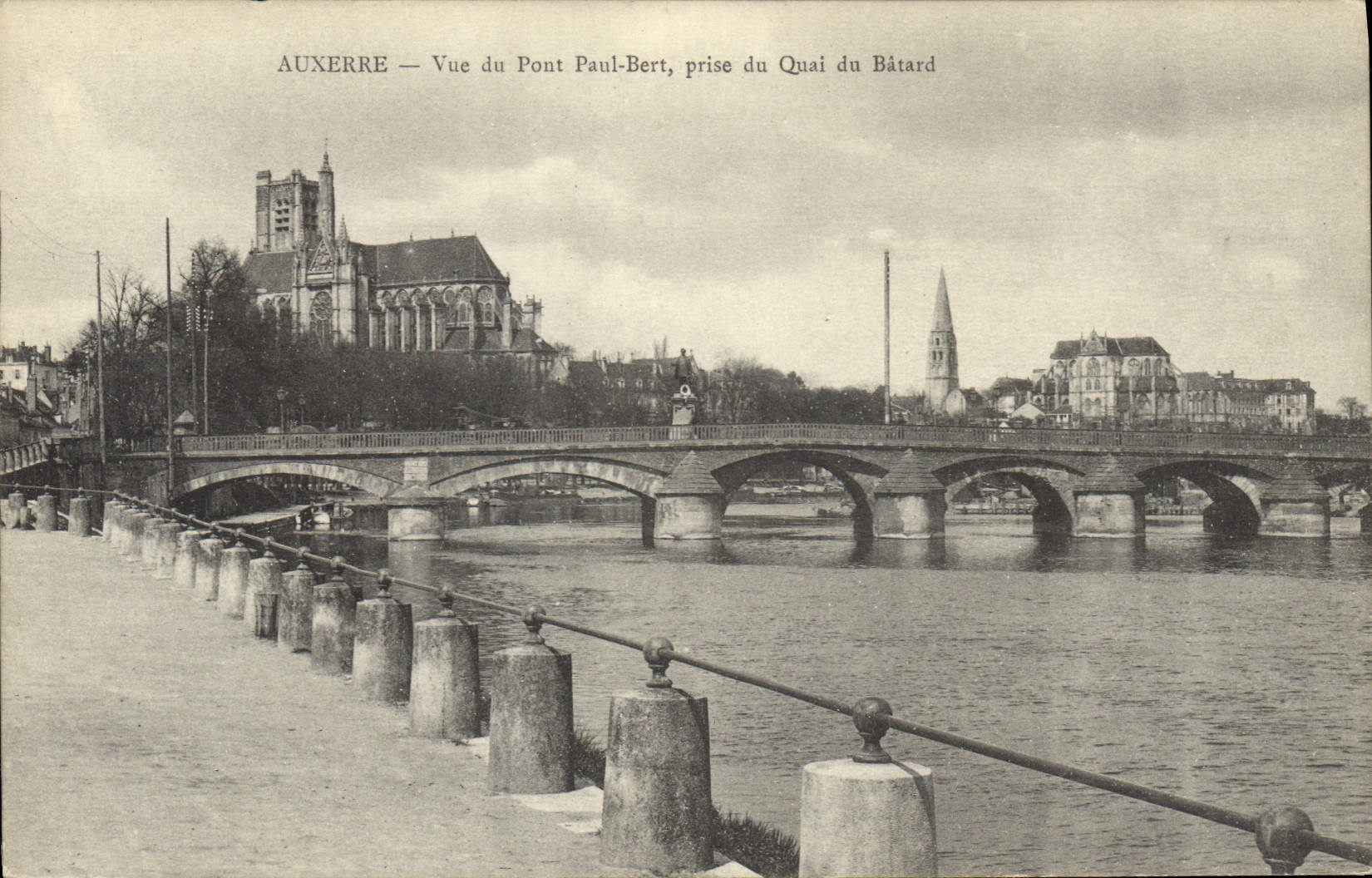 CPA Auxerre Vue du Pont Paul Bert prise du Quai du Batard 