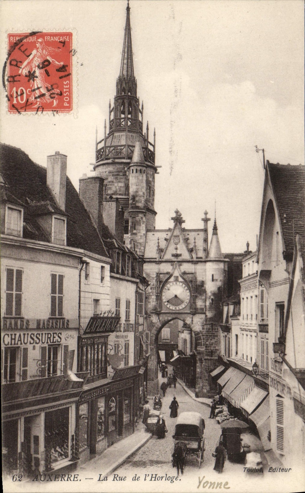 CPA Auxerre La Rue de l'Horloge 