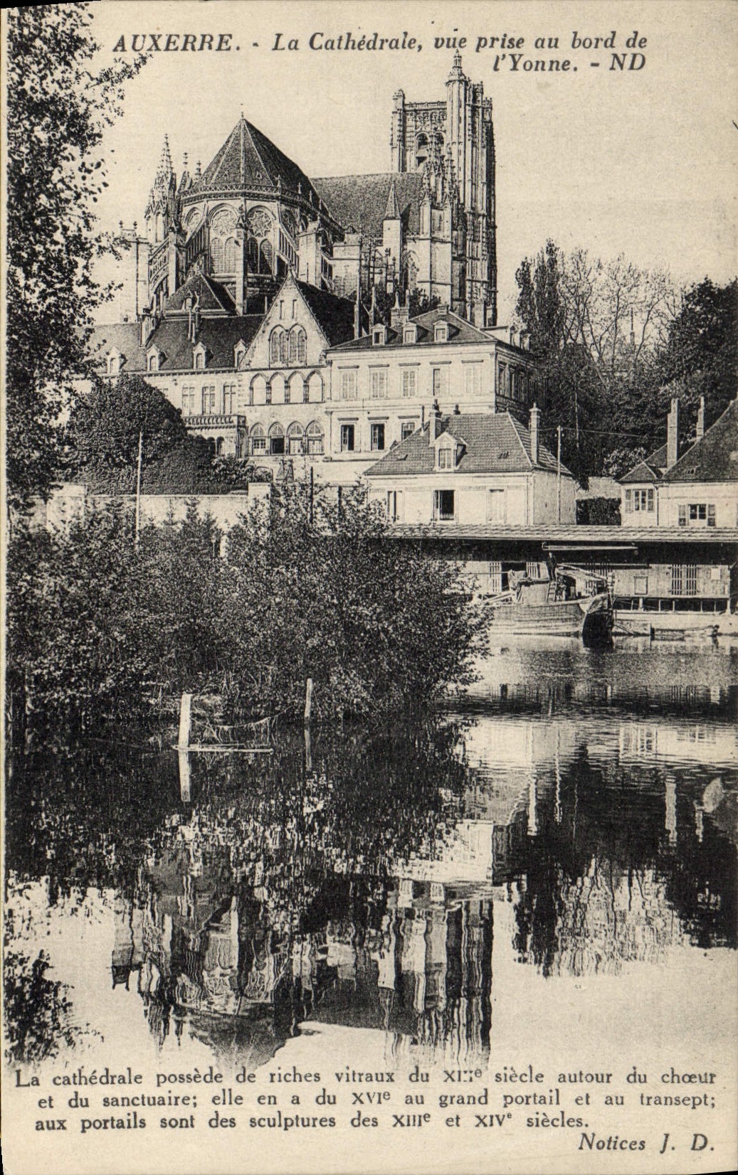 CPA Auxerre La Cathedrale vue rpise au bord de l'Yonne 