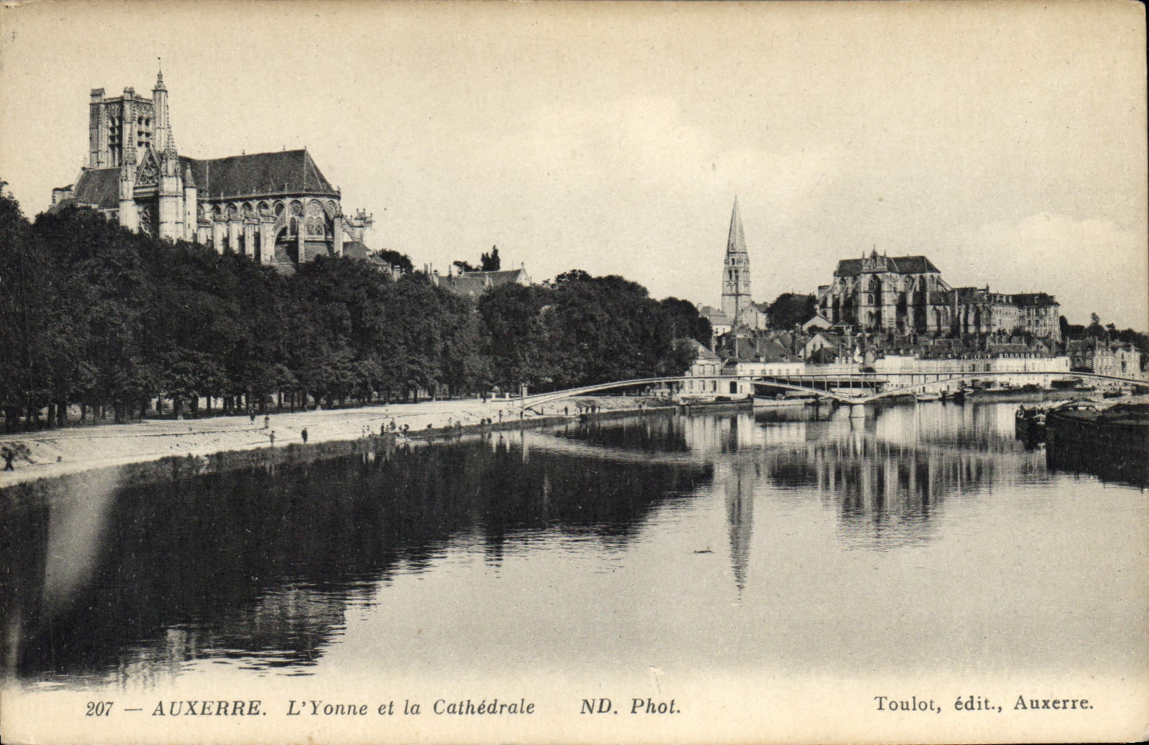 CPA Auxerre L'Yonne et la Cathedrale 