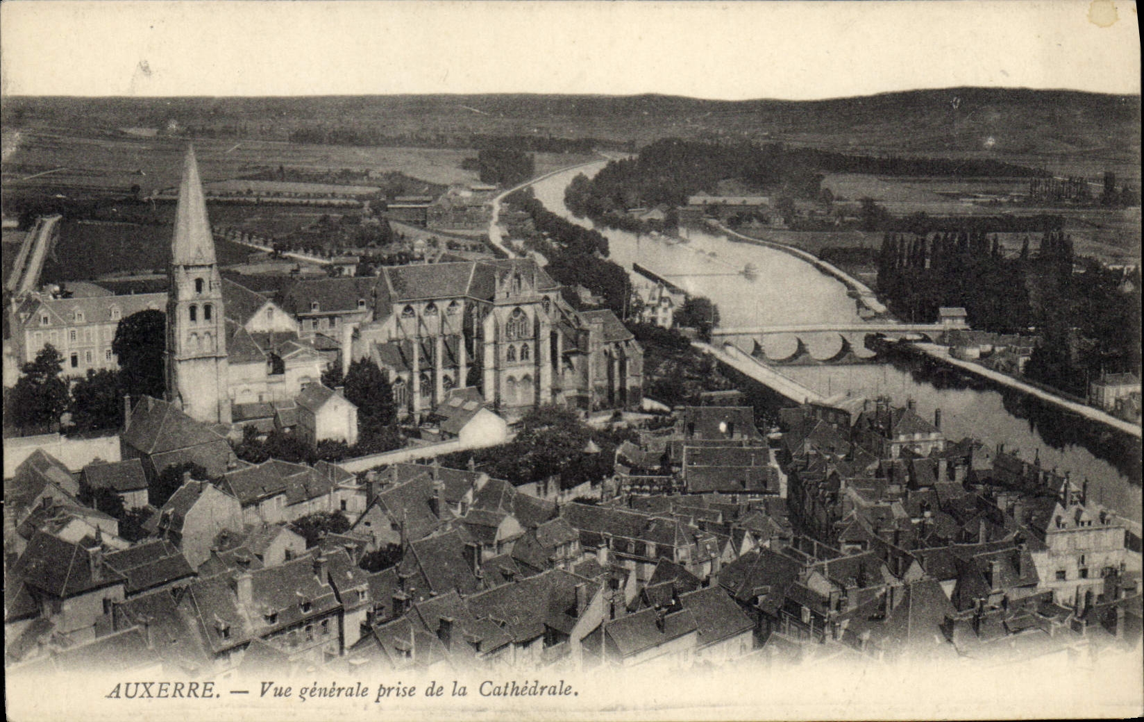 CPA Auxerre Vue generale prise de la Cathedrale 
