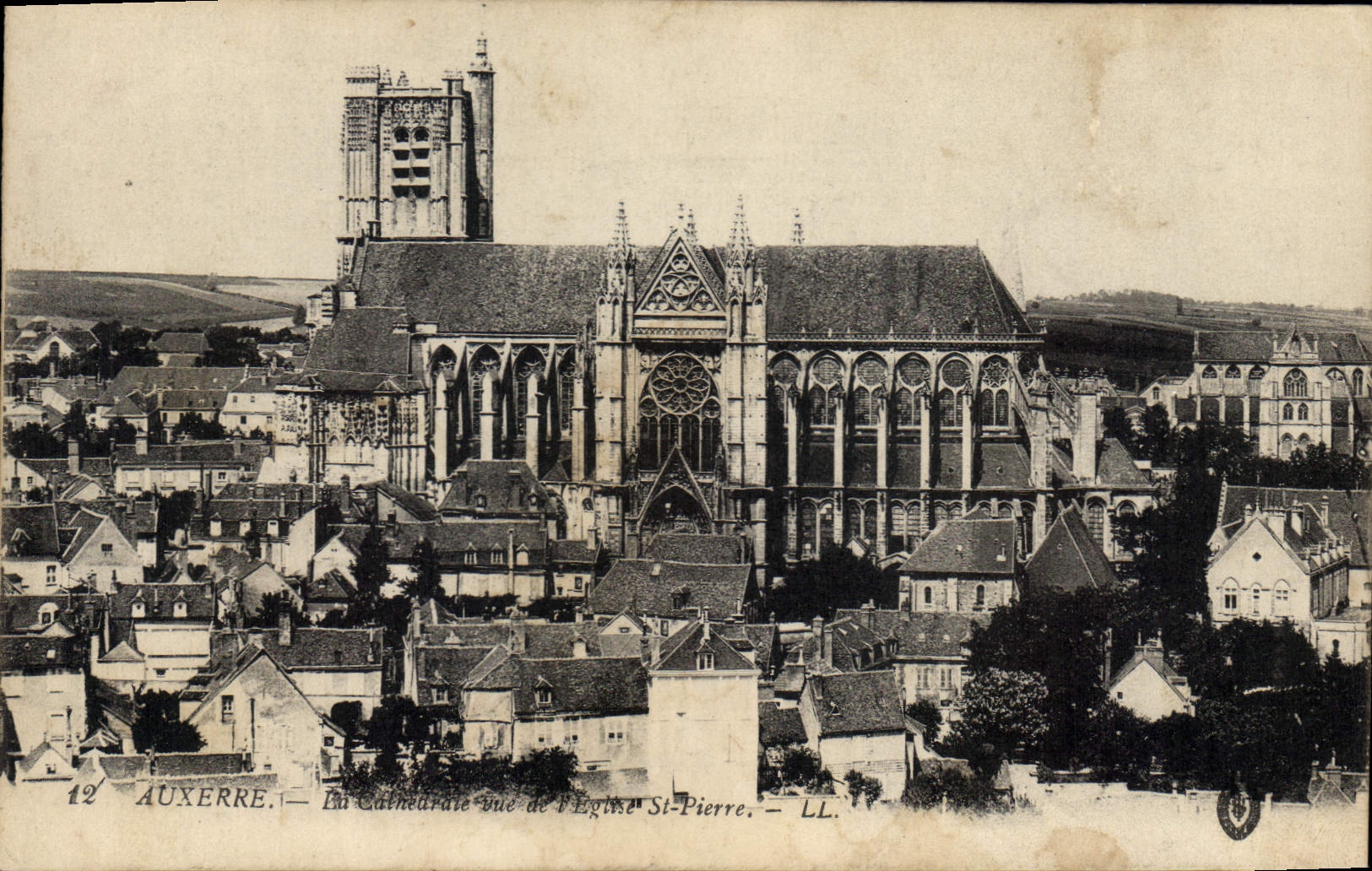 CPA Auxerre La Cathedrale vue de l'Eglise St Pierre