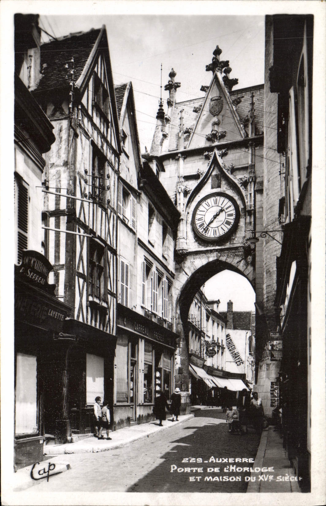 CPA Auxerre Porte de l'Horloge et maison du XV siecle 