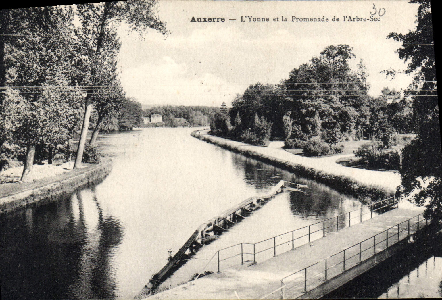 CPA Auxerre l'Yonne et la Promenade de l'Arbre Sec 