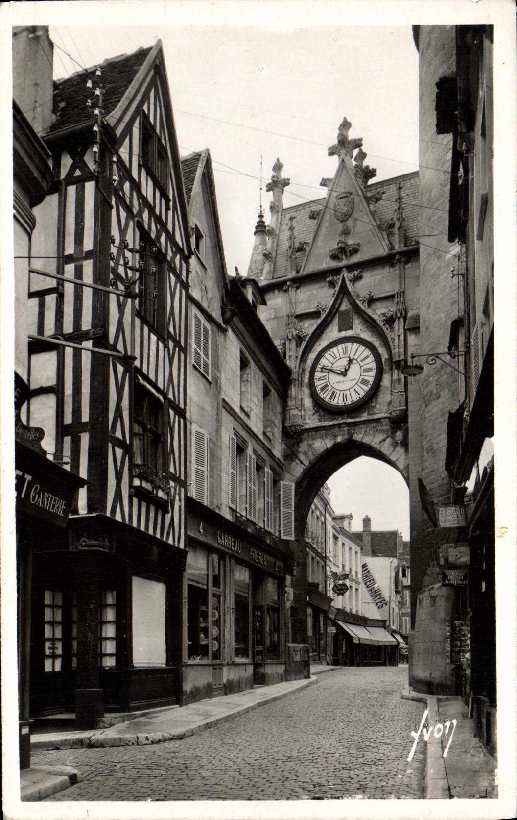 CPA Auxerre Yonne Porte de l'Horloge et vieille maison du XV S 