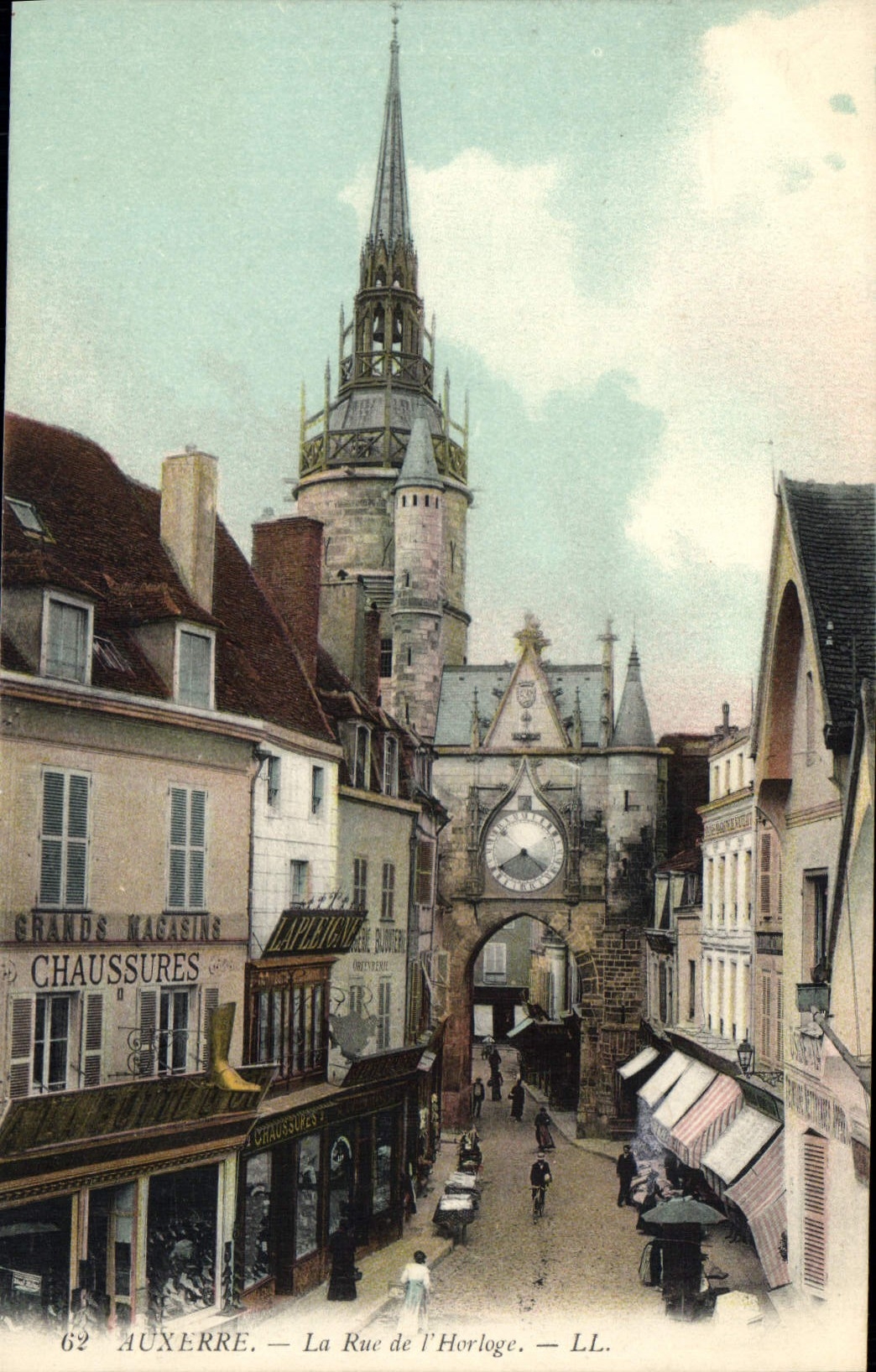 CPA Auxerre la Rue de l'Horloge 