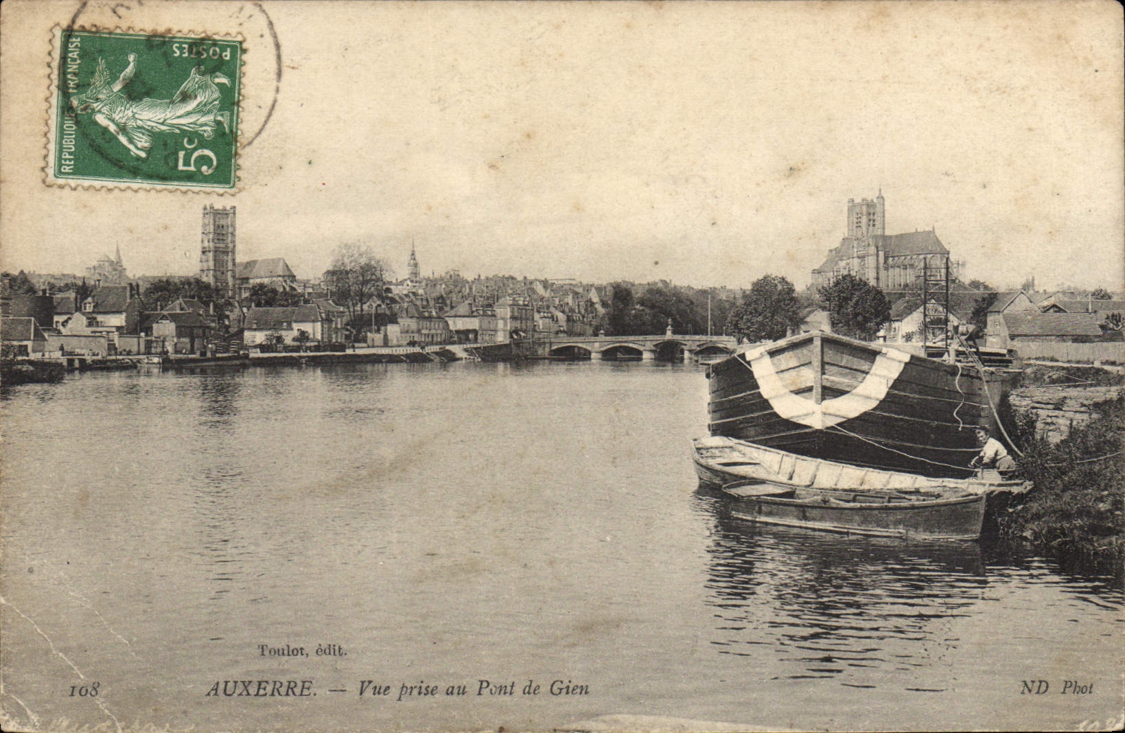 CPA Auxerre vue prise au Pont de Gien