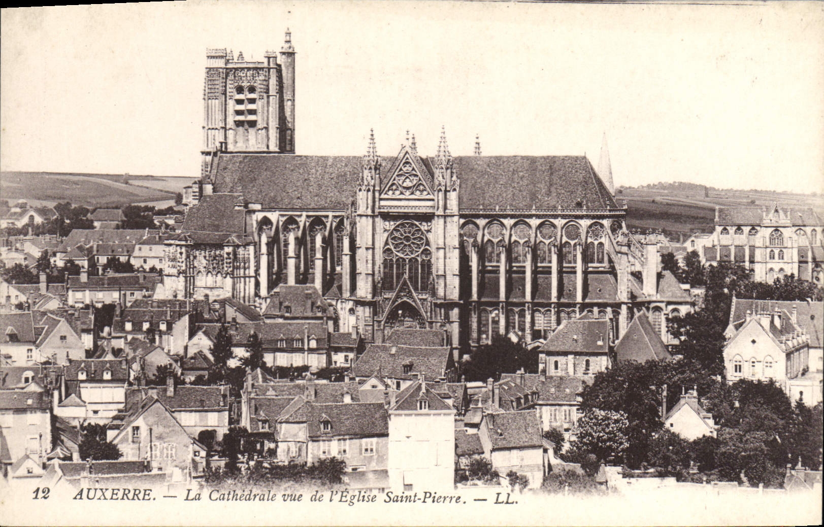 CPA Auxerre la Cathedrale vue de l'eglise Saint Pierre 