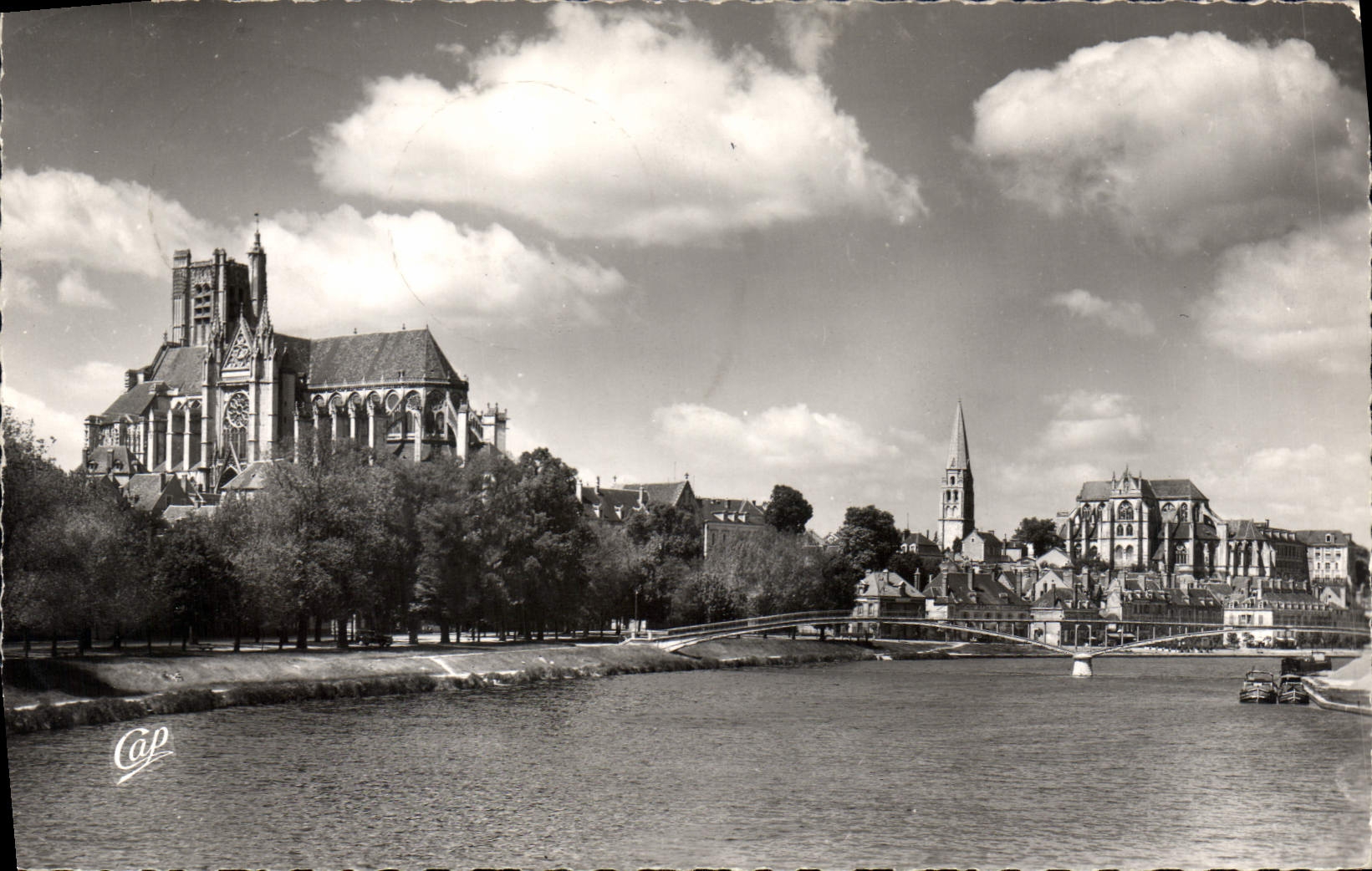 CPA Auxerre Cathedrale Saint Etienne et l'Yonne