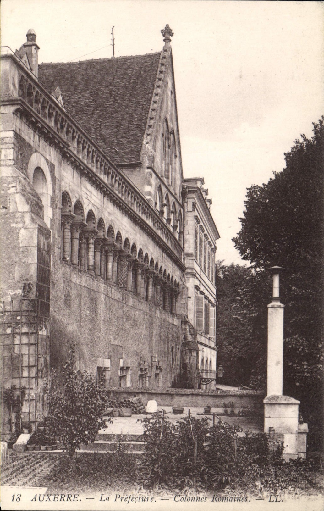 CPA Auxerre la Prefecture Colonnes Romaines