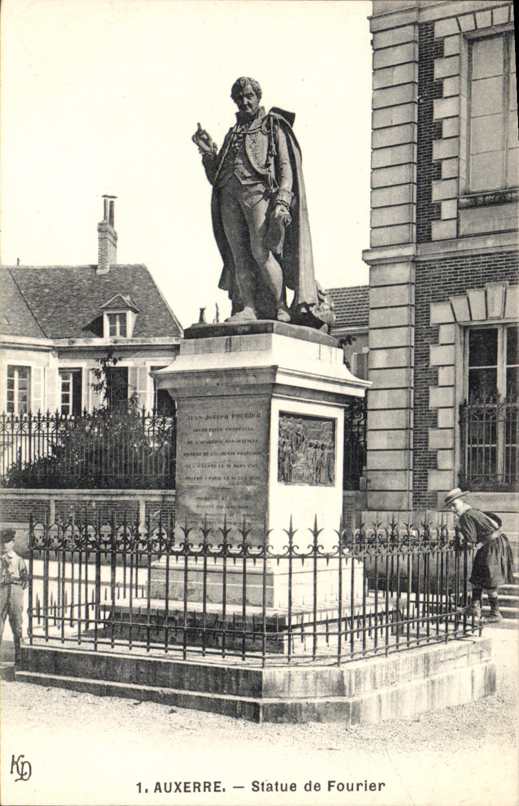 CPA Auxerre Statue de Fourier 