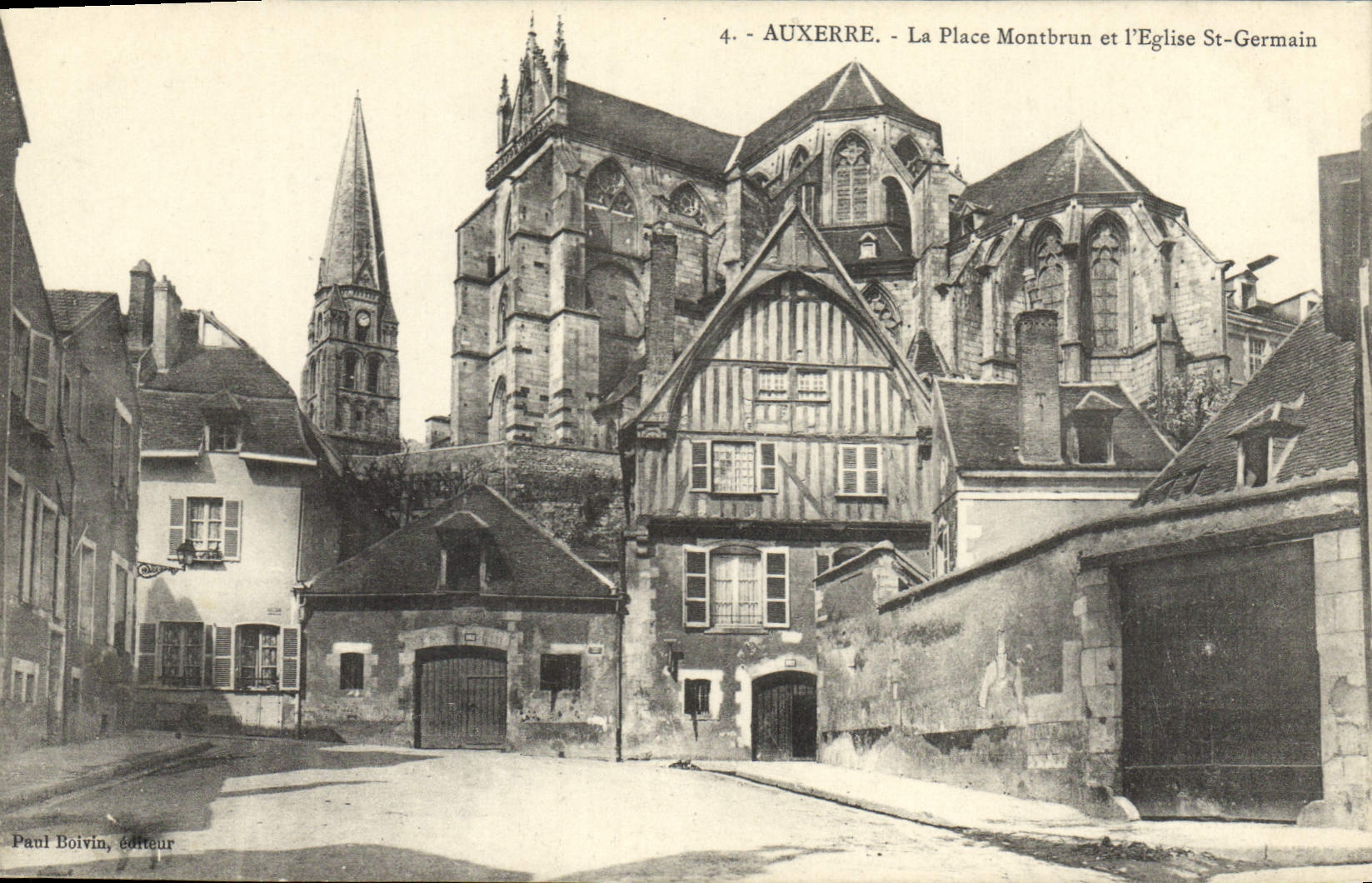 CPA Auxerre la Place Montbrun et l'Eglise St Germain 