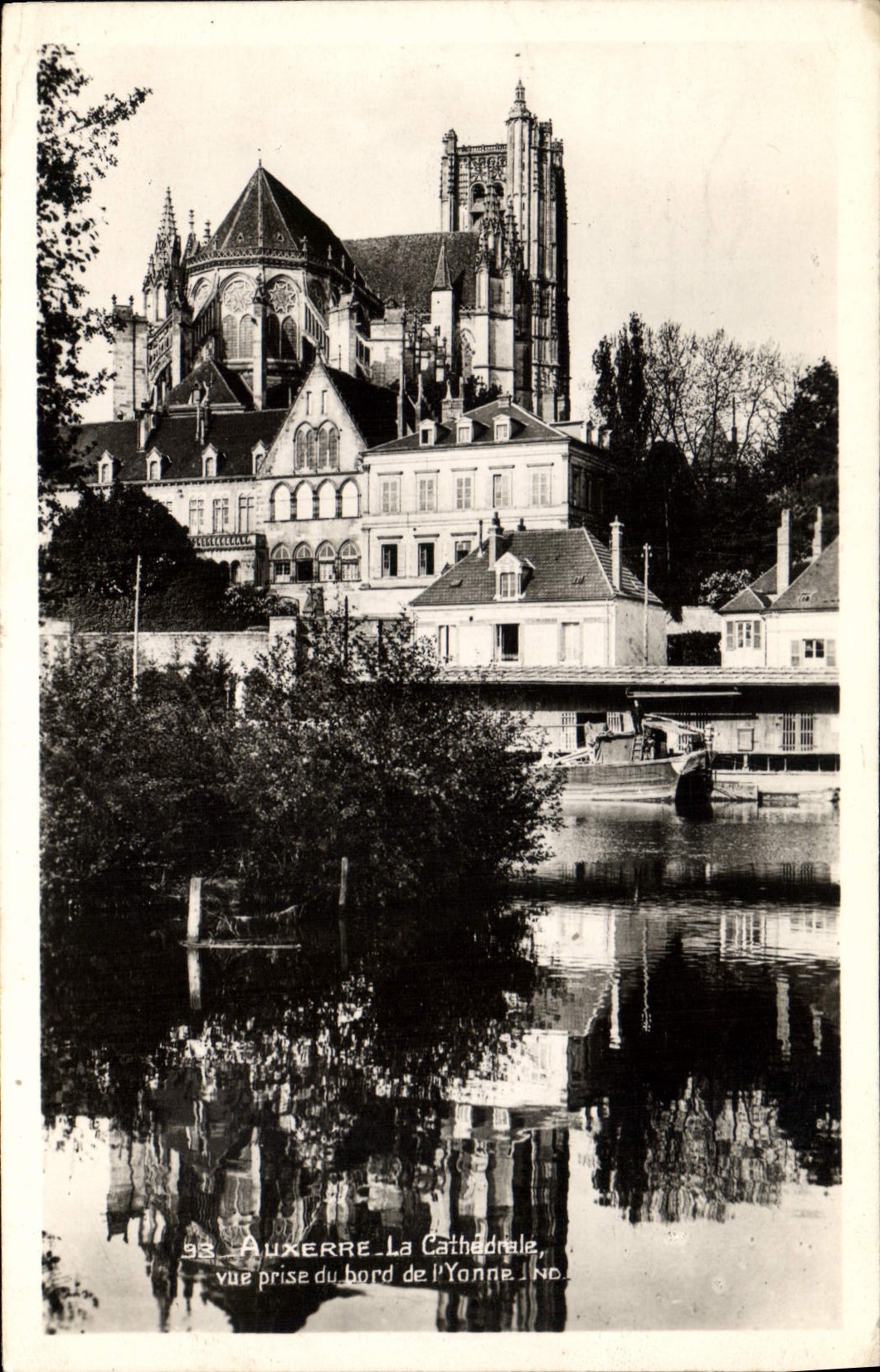 CPA Auxerre la Cathedrale vue prise du Bord de l'Yonne