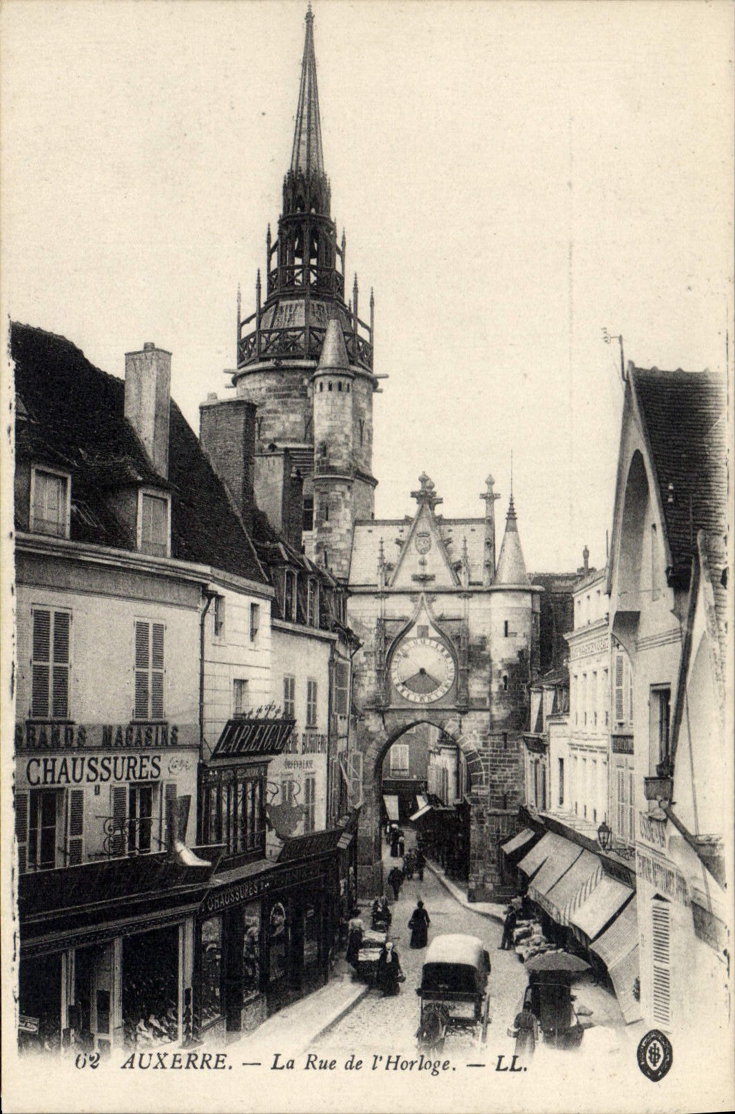 CPA Auxerre la Rue de l'Horloge 