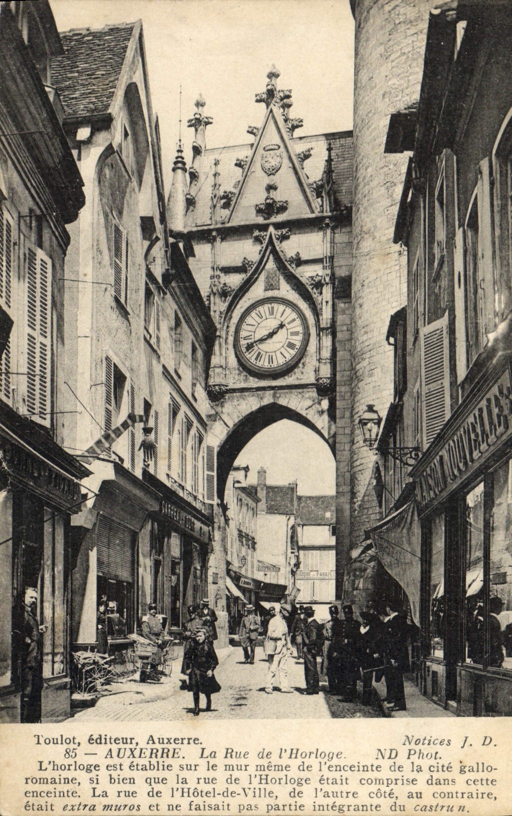 CPA Auxerre la Rue de l'Horloge l'horloge est etablie sur le mur meme de l'enceinte de la cite gallo