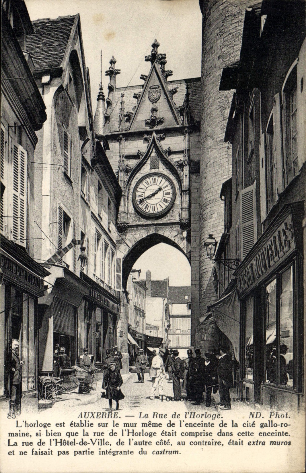 CPA Auxerre la Rue de l'Horloge l'horloge est etablie sur le mur meme de l'enceinte de la cite gallo