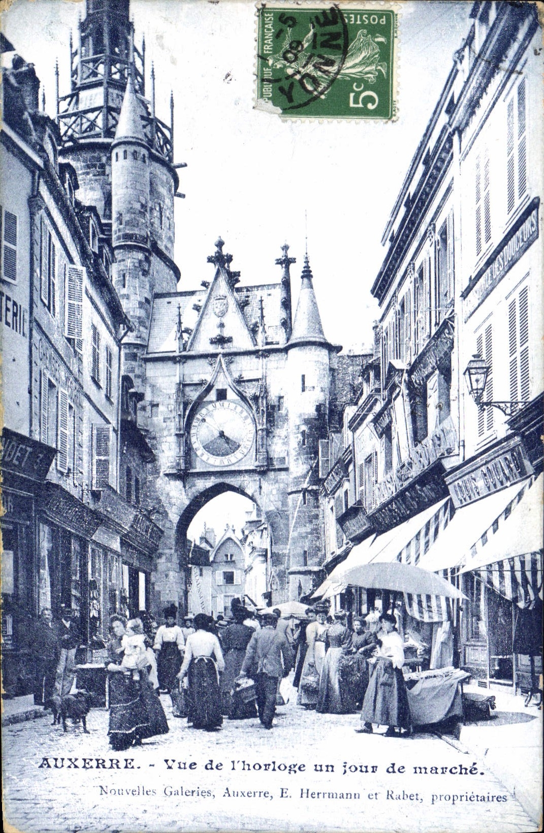 CPA Auxerre vue de l'horloge un jour de Marche