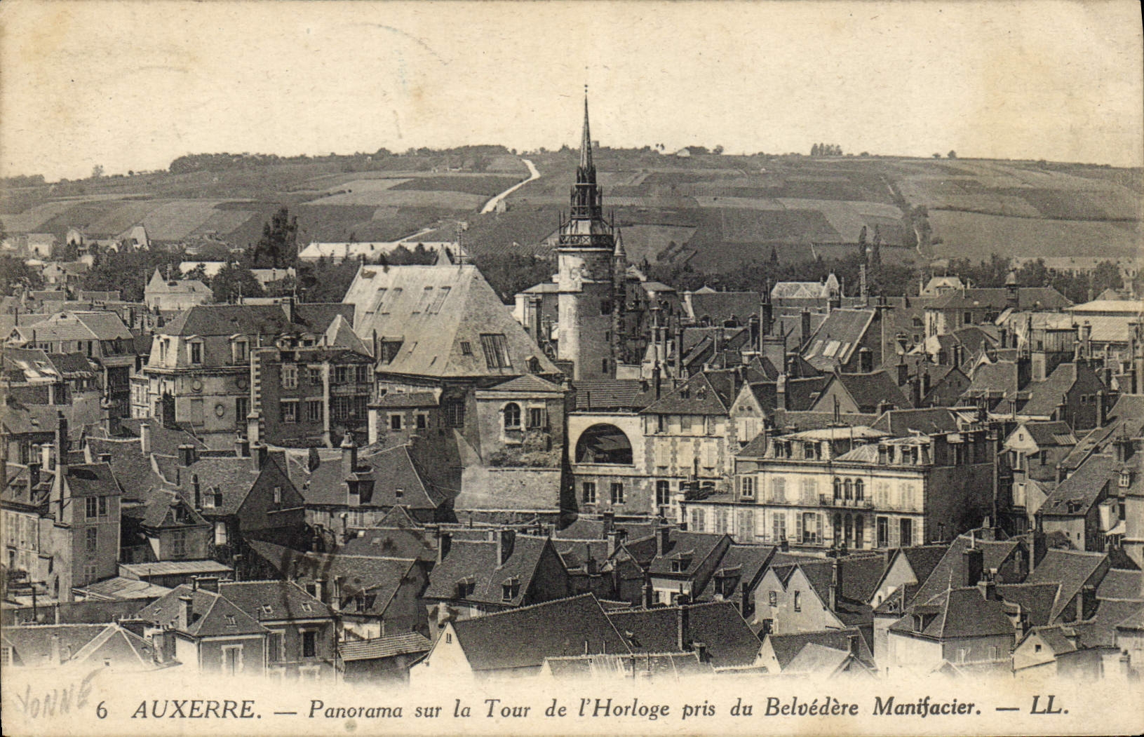 CPA Auxerre Panorama sur la Tour de l'Horloge pris du Belvedere Manifacier 