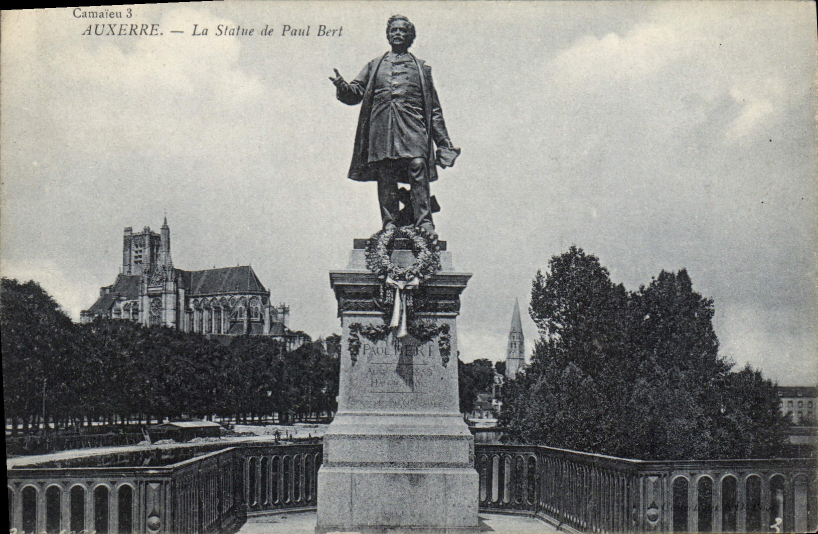 CPA Auxerre la statue de Paul Bert 