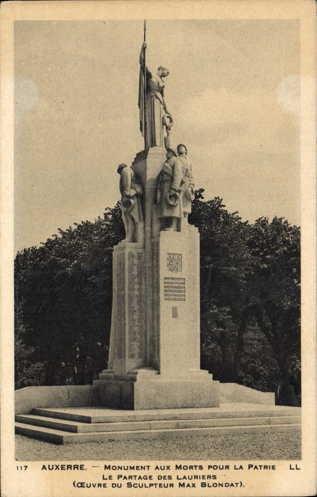 CPA Auxerre Monument aux Morts pour la Patrie le Partage des Lauriers Ceuvre de Sculpteur Max Blonda