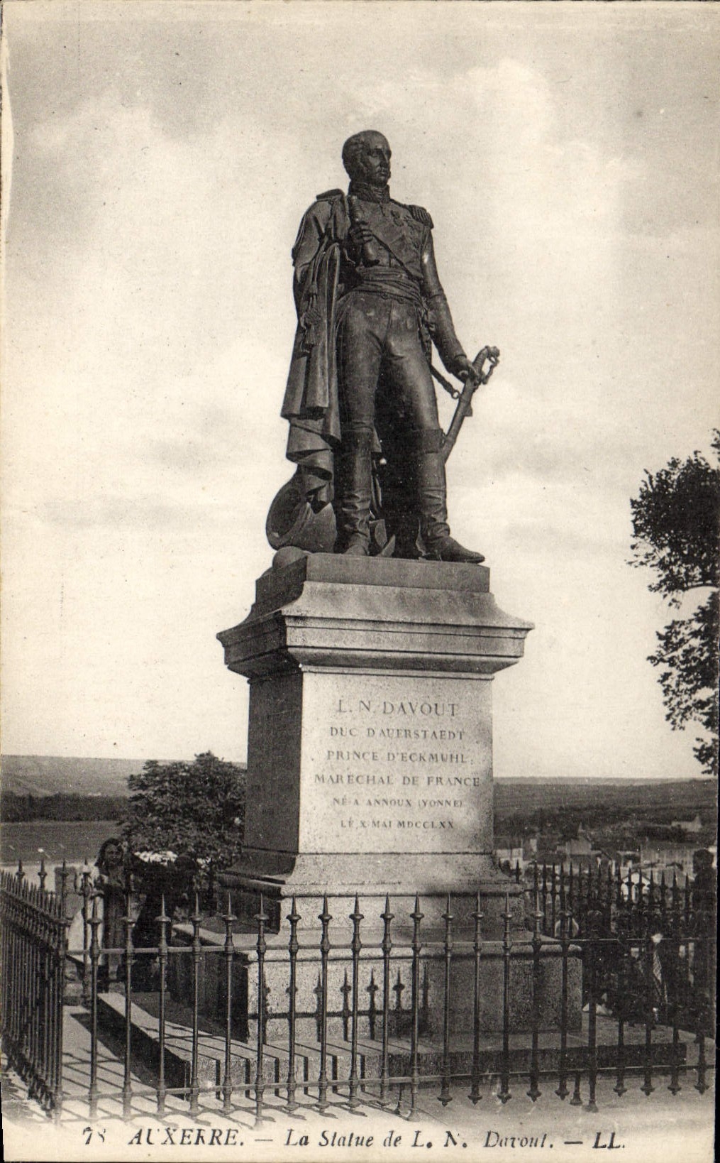 CPA Auxerre la Statue de L N Davout 