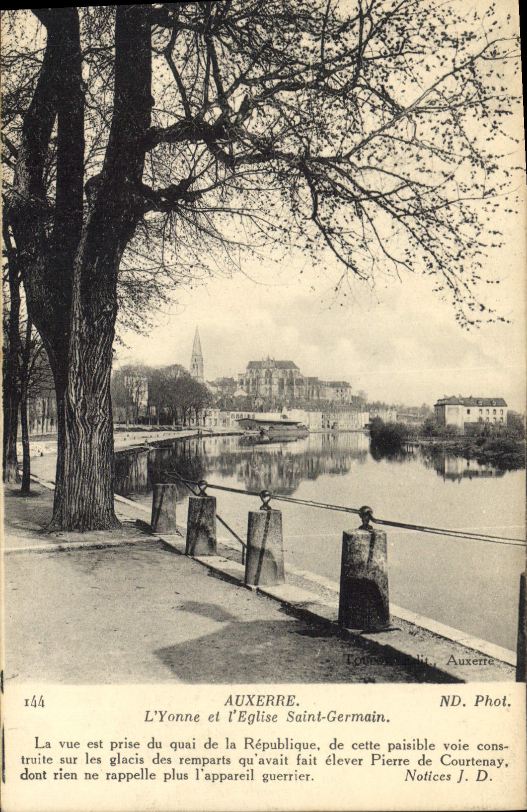 CPA Auxerre l'Yonne et l'eglise Saint Germain la vue est prise du Quai de la republique de cette Pai