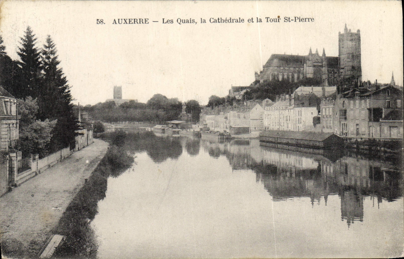 CPA Auxerre les Quais la Cathedrale et la tour St Pierre