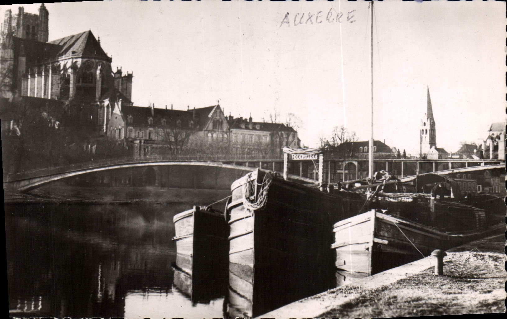 CPA Auxerre Yonne le Port la Passerelle la Cathedrale 