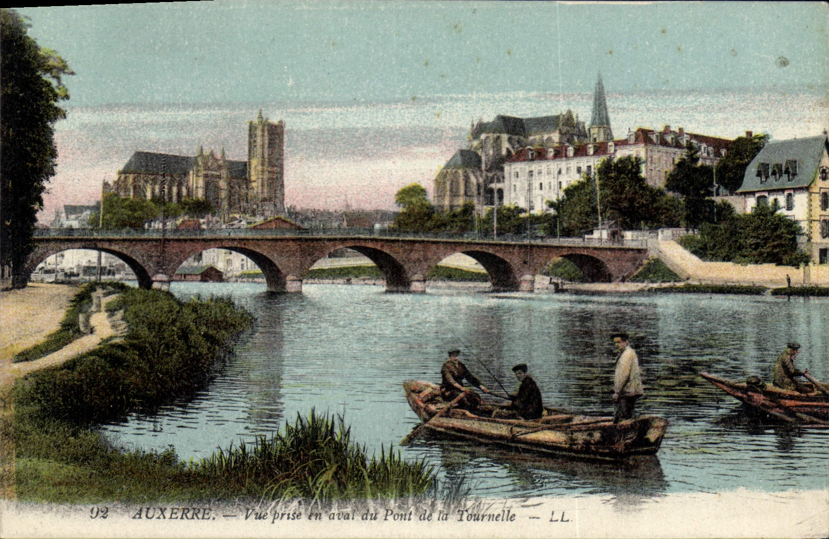 CPA Auxerre vue prise en aval du pont de la Tournelle Bateau