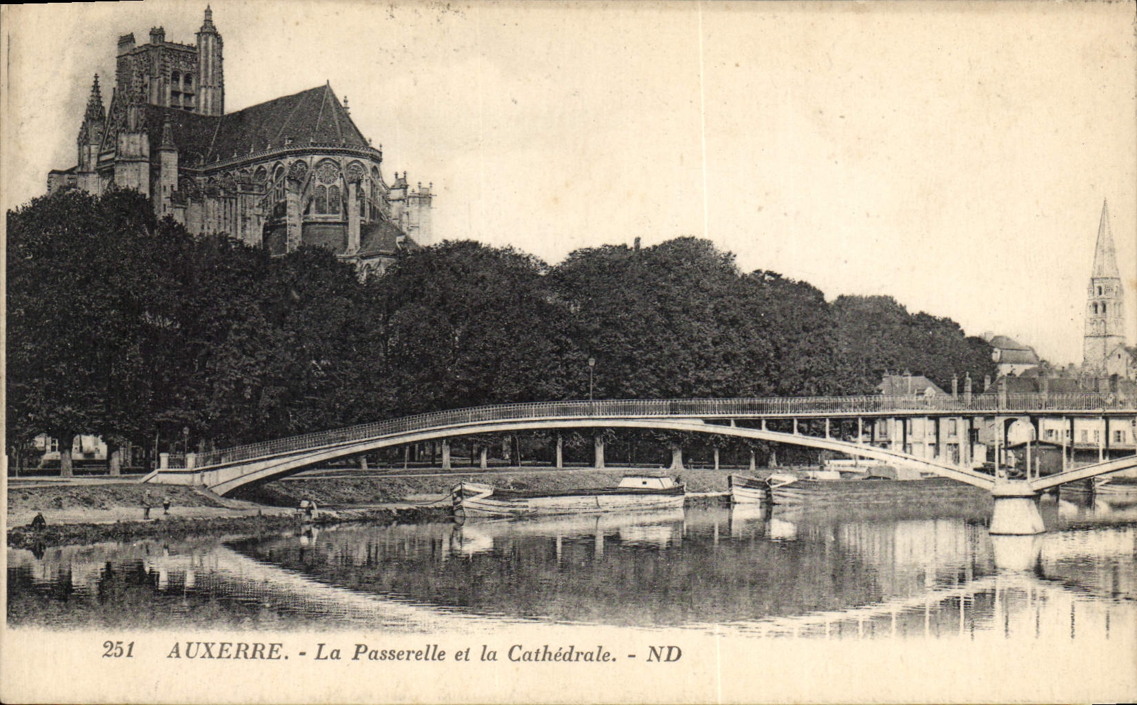 CPA Auxerre la Passerelle et la Cathedrale