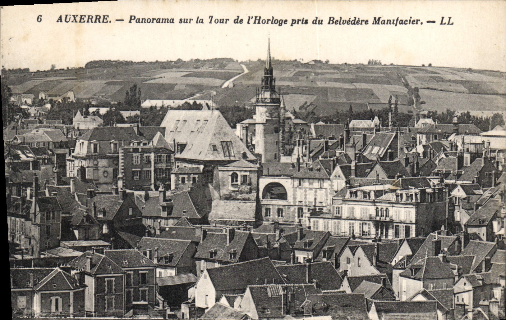 CPA Auxerre Panorama sur la Tour de l'Horloge pris du Belvedere Manifacier