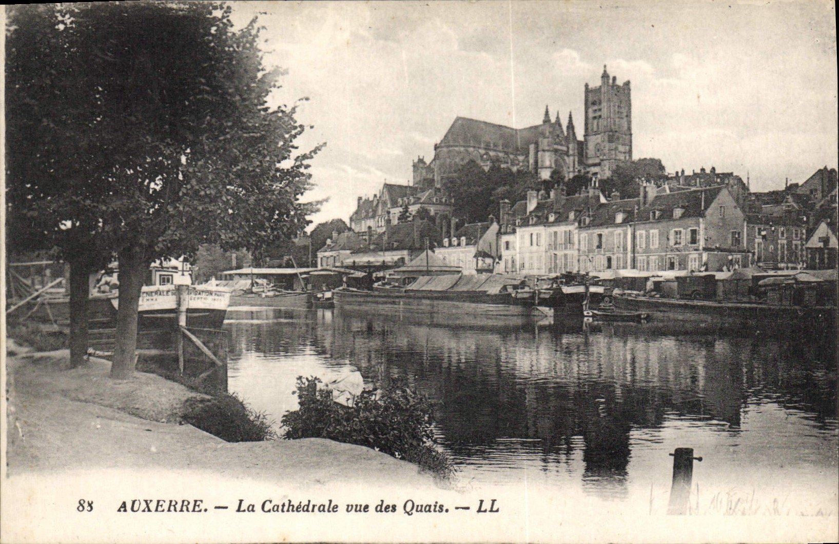 CPA Auxerre la Cathedrale vue des Quais