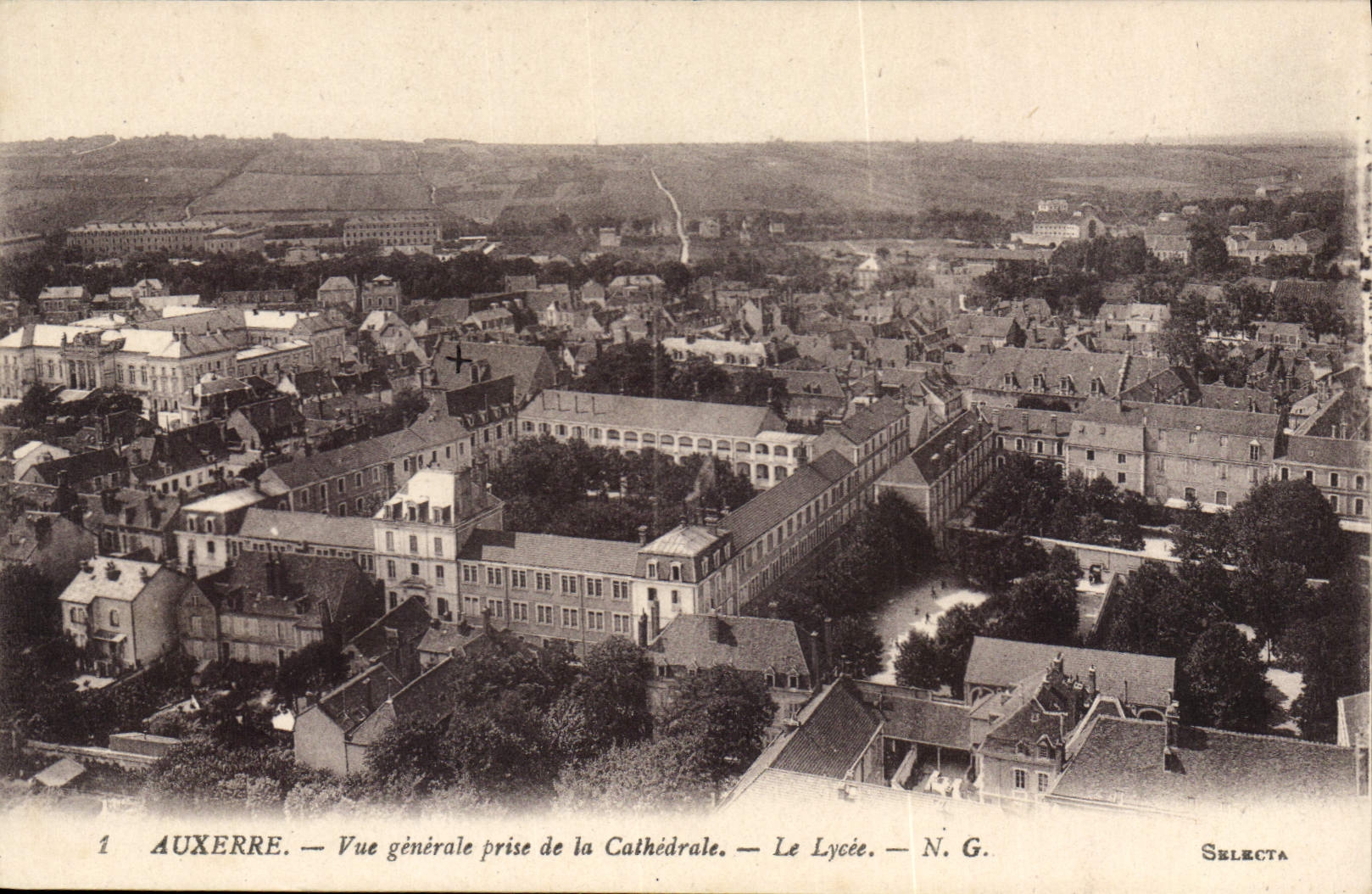 CPA Auxerre vue generale prise de la Cathedrale le Lycee