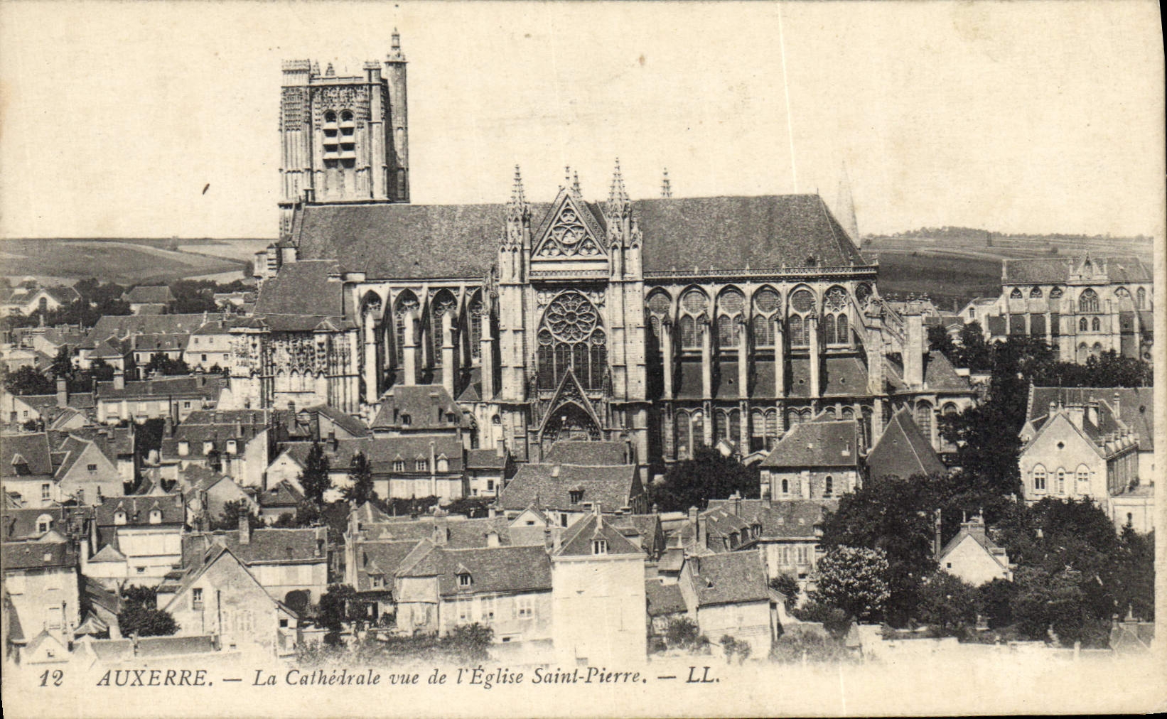 CPA Auxerre la Cathedrale vue de l'Eglise Saint Pierre