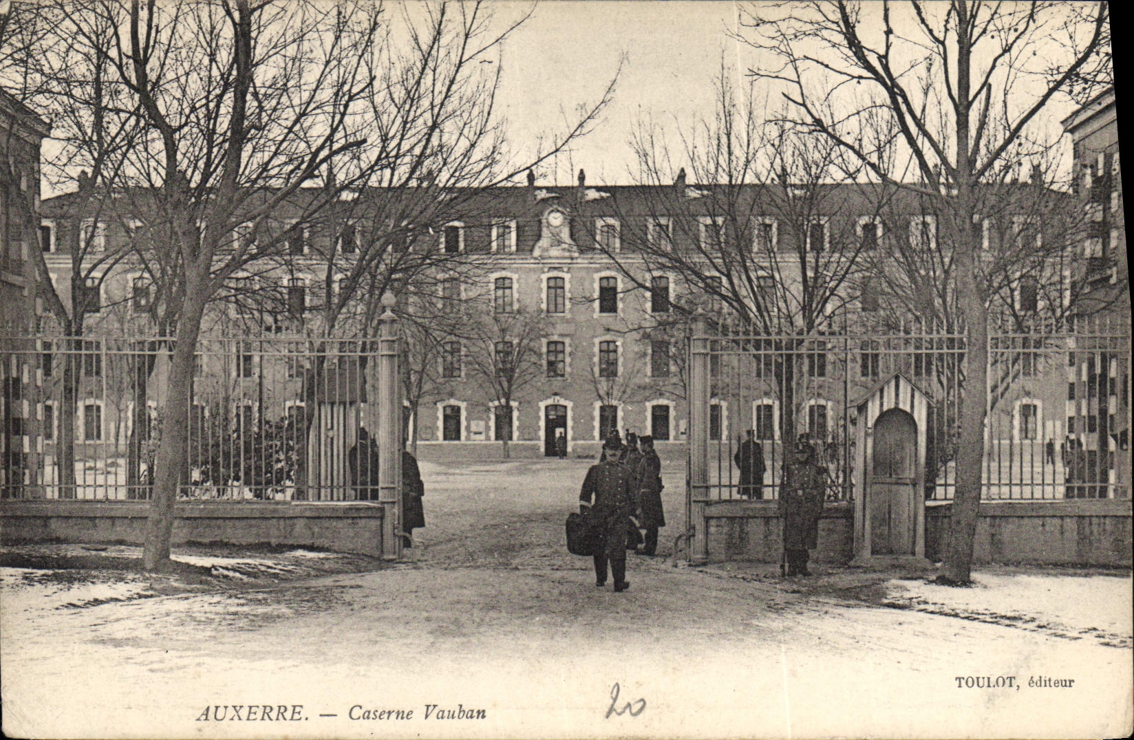 CPA Auxerre Caserne Vauban Militaria