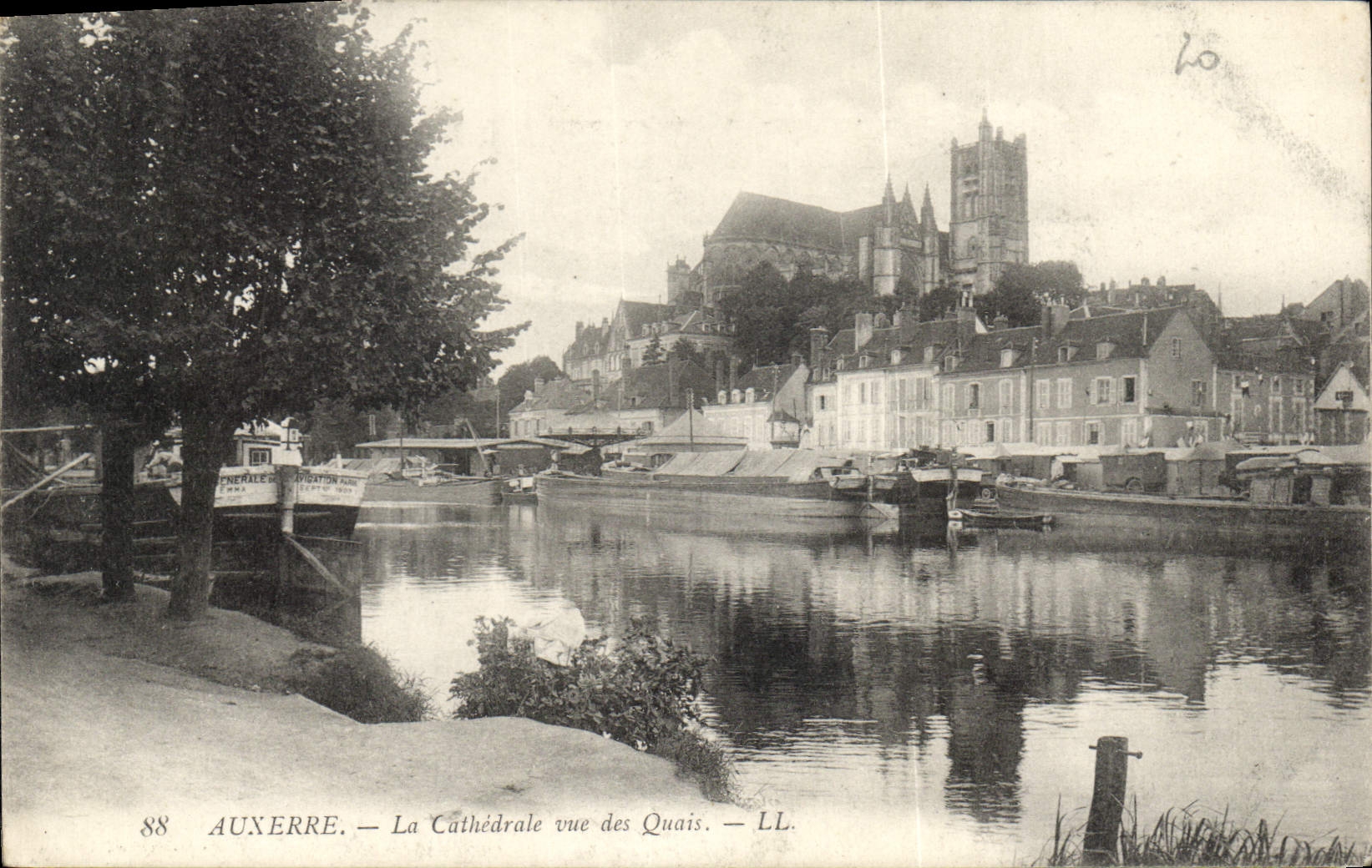 CPA Auxerre la Cathedrale vue des Quais
