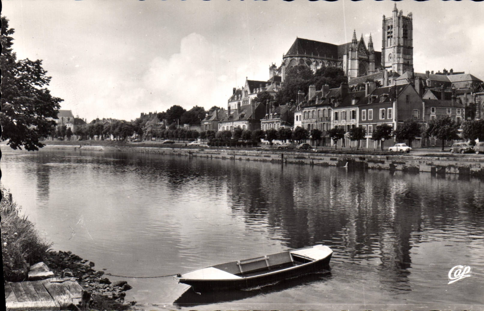 CPA Auxerre les Bords de l'Yonne et la Cathedrale St Etienne Commencee en 1215 et finie au XVI S la