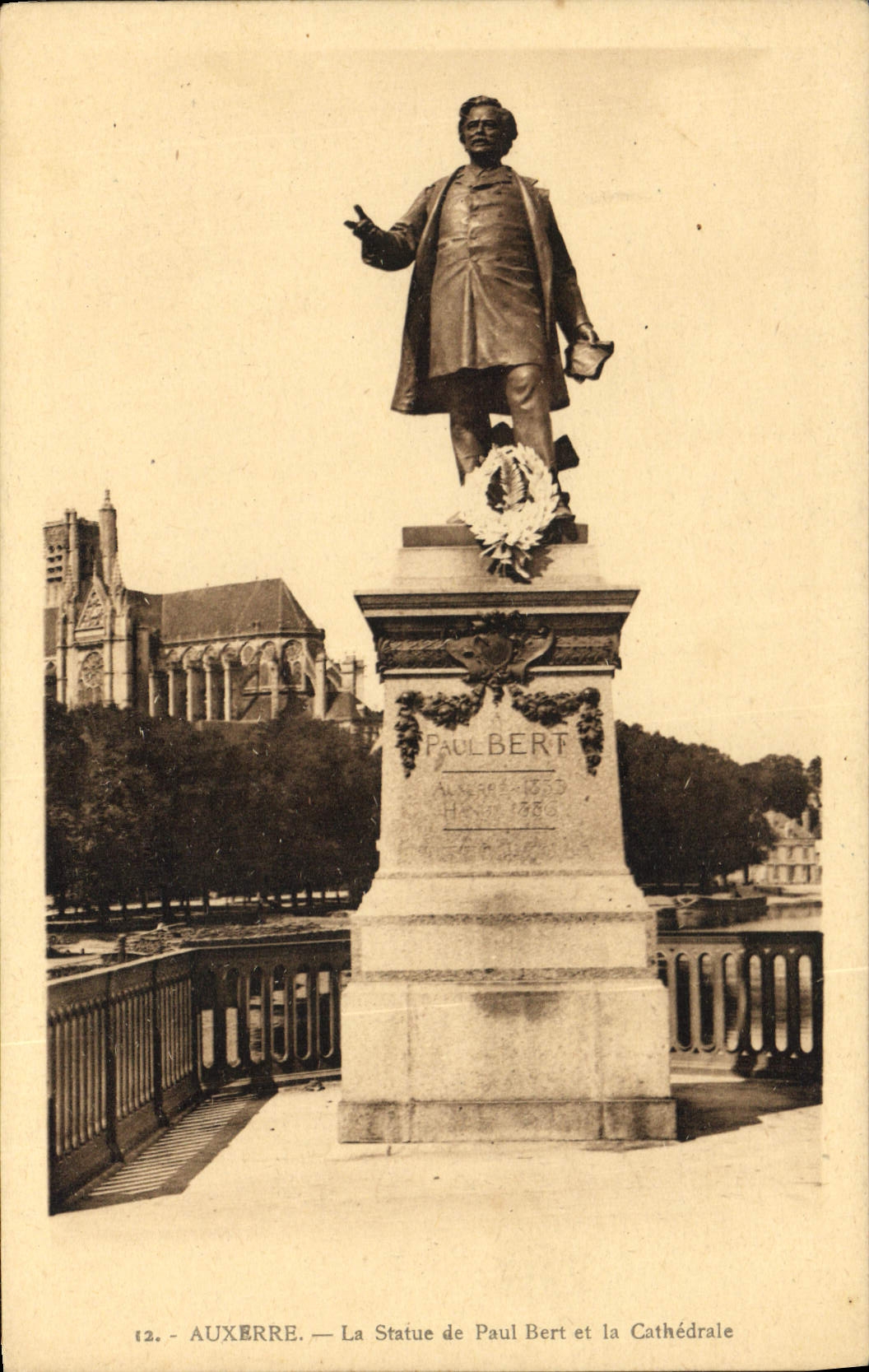 CPA Auxerre la Statue de Paul Bert et la Cathedrale
