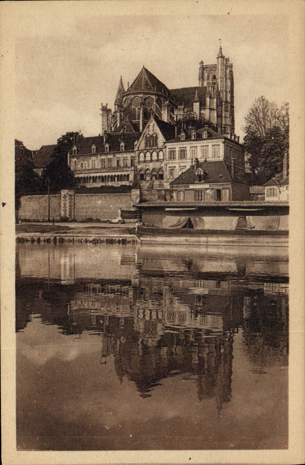 CPA Auxerre la Cathedrale vue des Bords de l'Yonne 