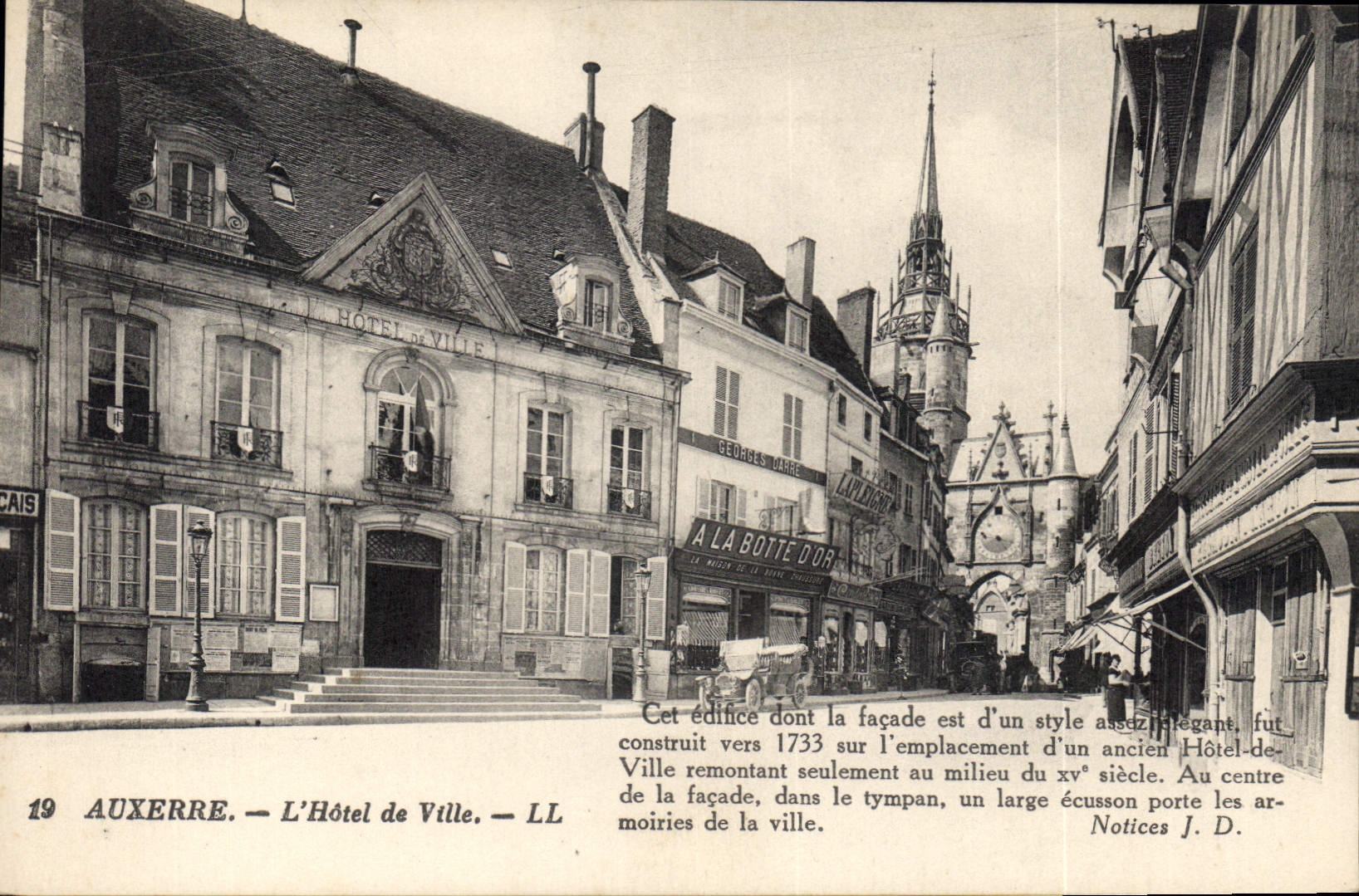 CPA Auxerre l'hotel de ville cet edifice dont la facade est d'un fut construit vers 1733 sur l'empla