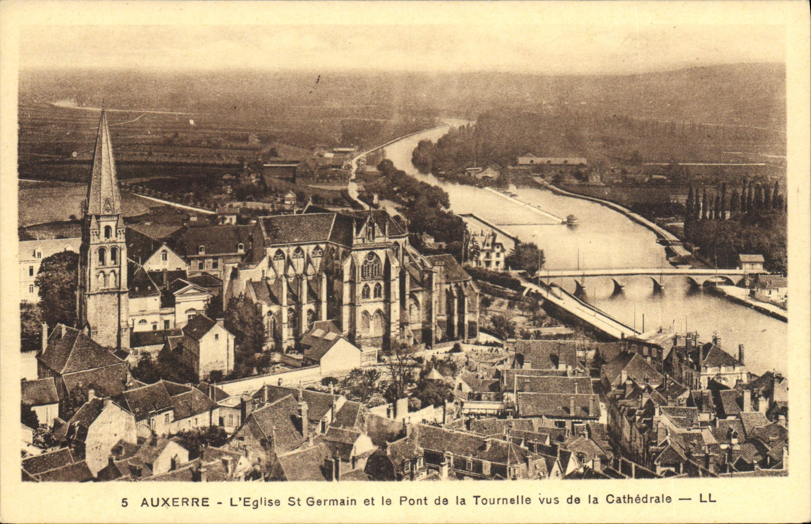 CPA Auxerre l'Eglise St Germain et le Pont de la Tournelle vus de la Cathedrale