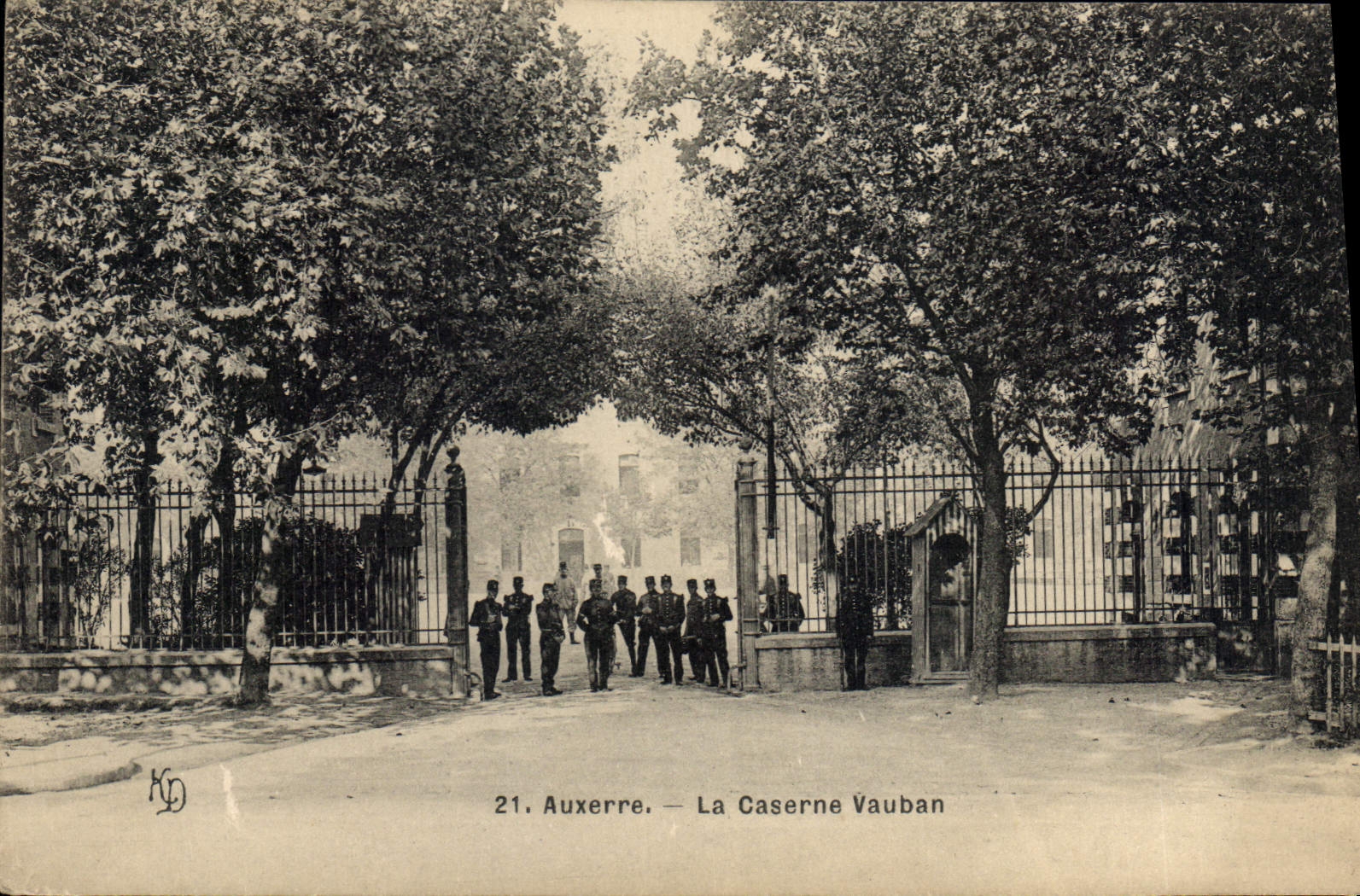 CPA Auxerre la Caserne Vauban Militaria