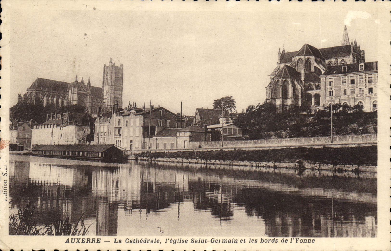CPA Auxerre la Cathedrale l'eglise Saint Germain et les Bords de l'Yonne 