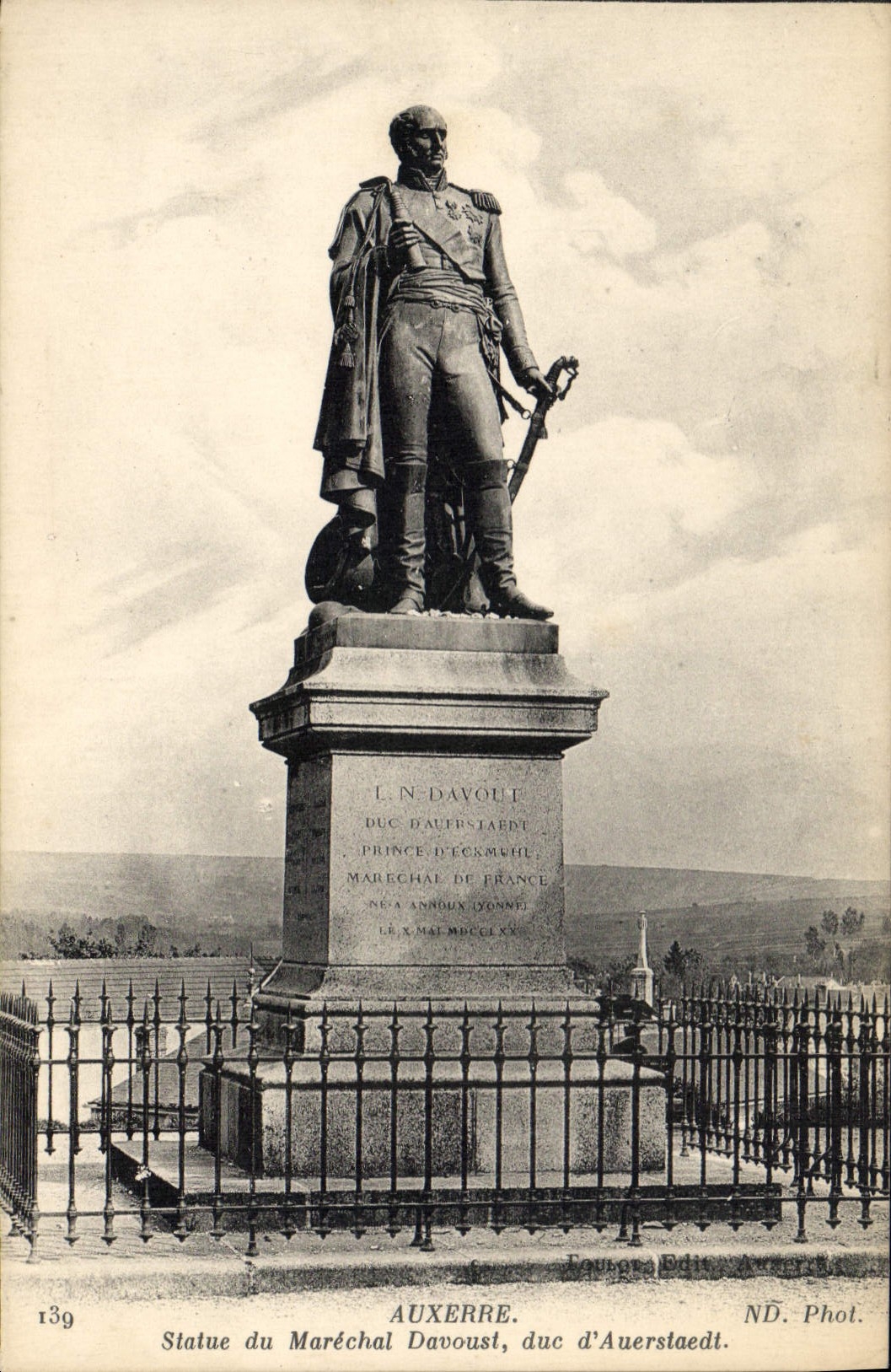 CPA Auxerre Statue du Marechal Davoust duc d'Auerstaedt 