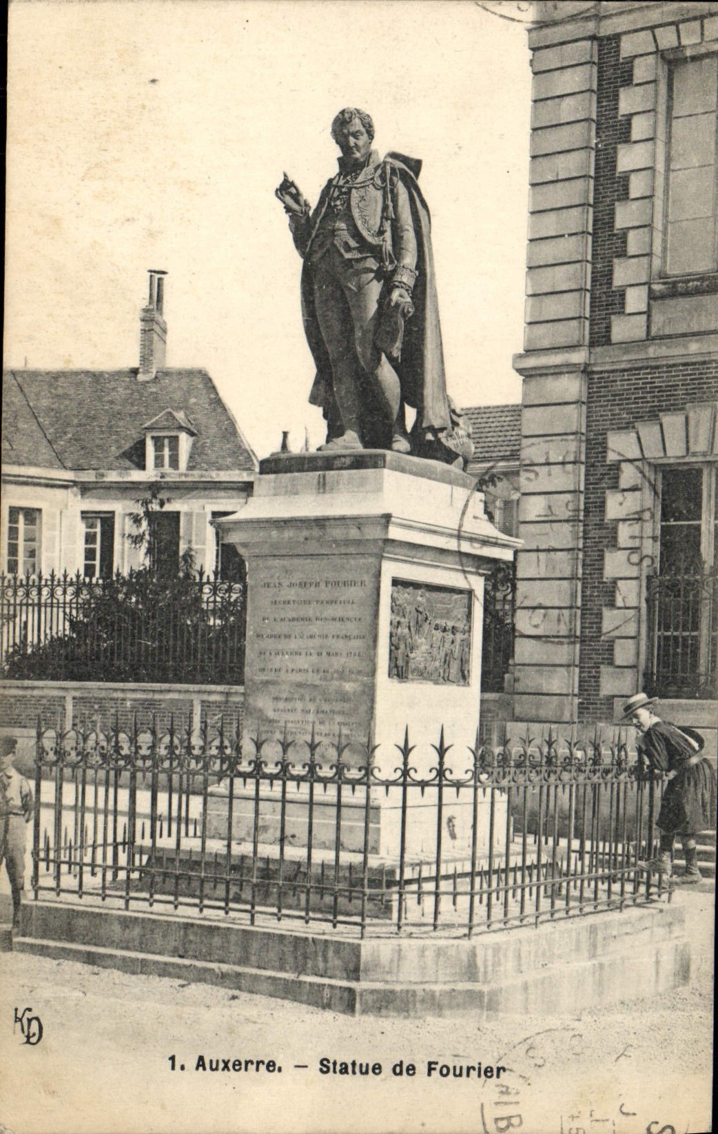 CPA Auxerre Statue de Fourier 