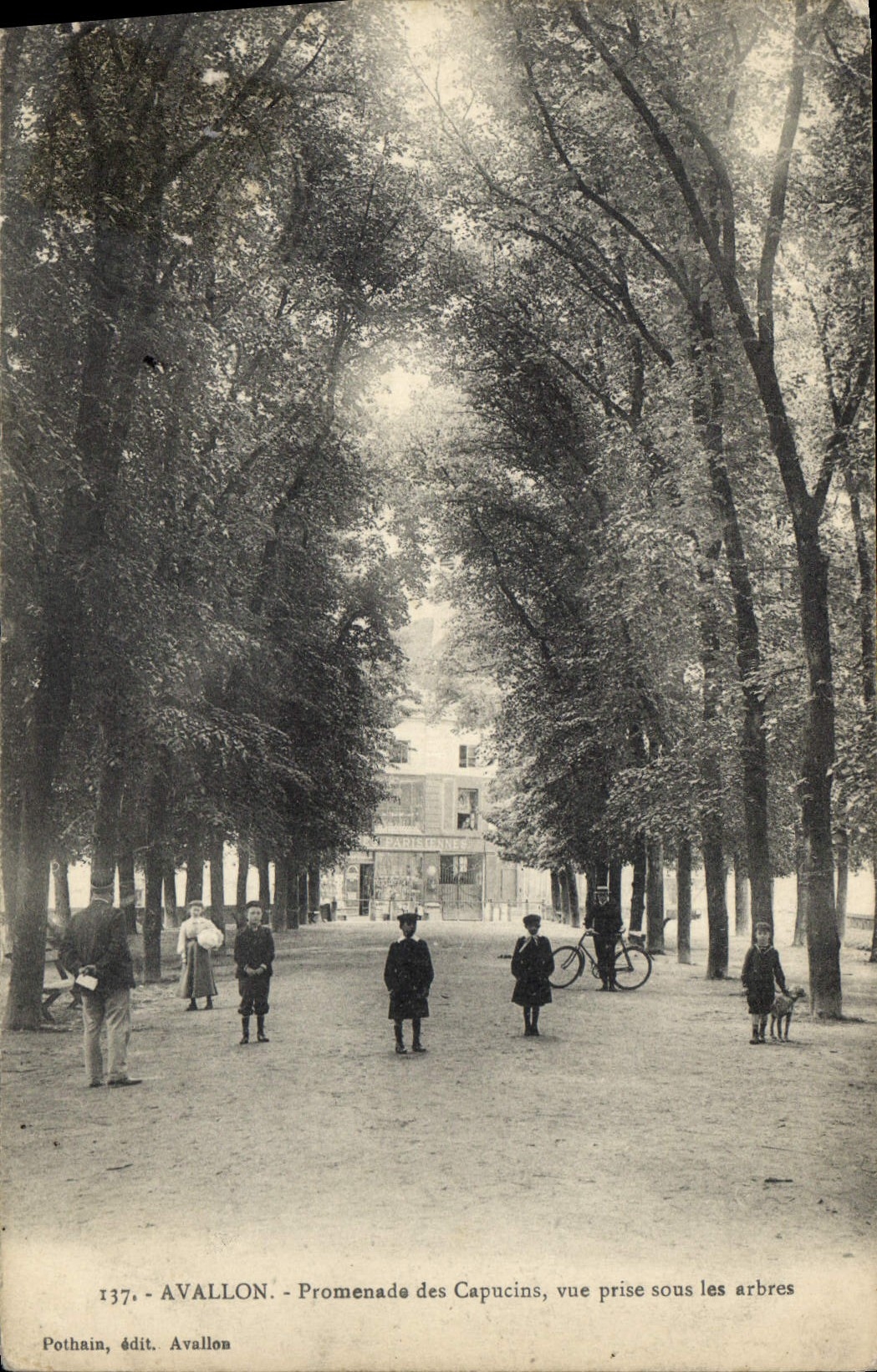 CPA Avallon Promenade des Capucins vue prise sous les arbres 
