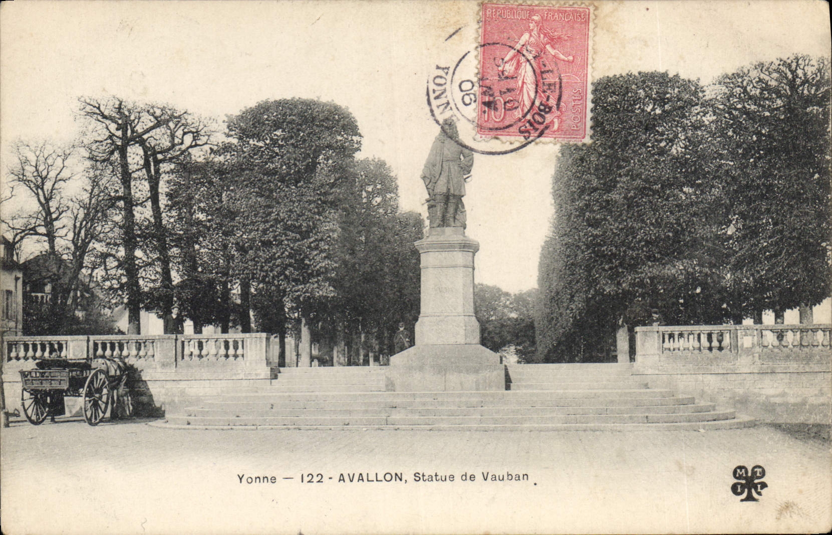 CPA Yonne Avallon Statue de Vauban 