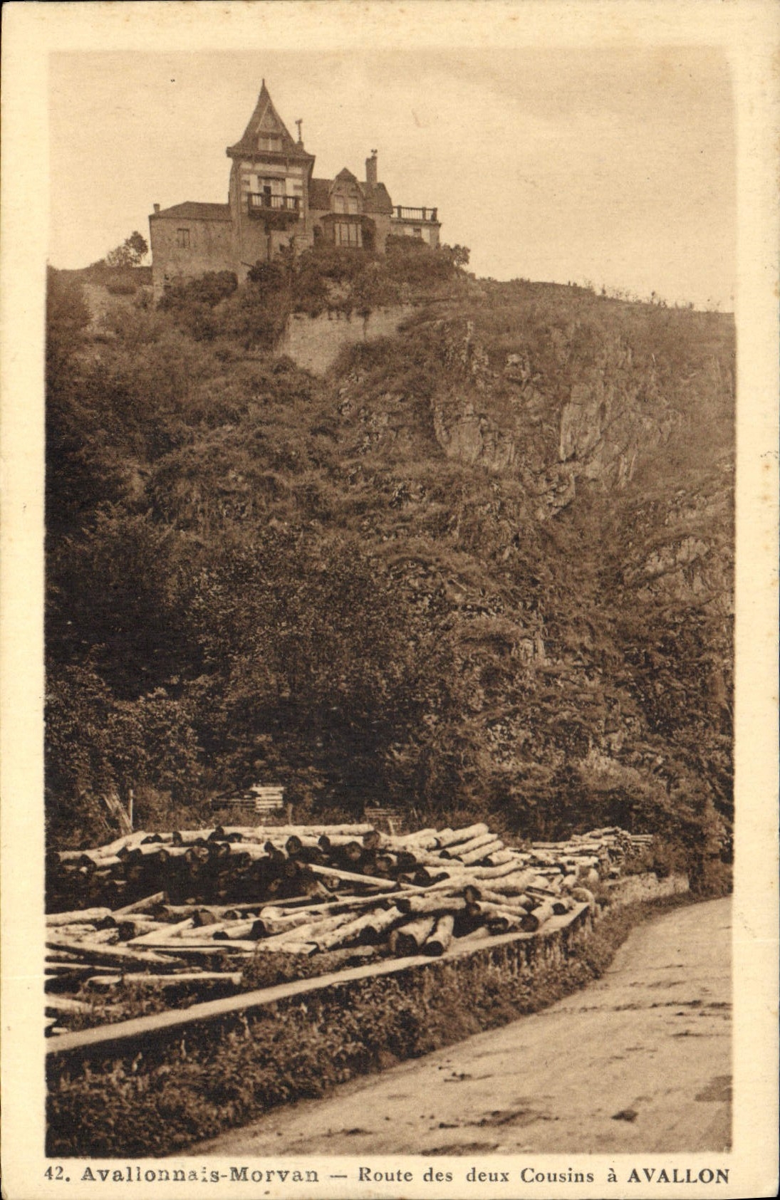 CPA Avallonnais Morvan route des deux Cousins a Avallon 