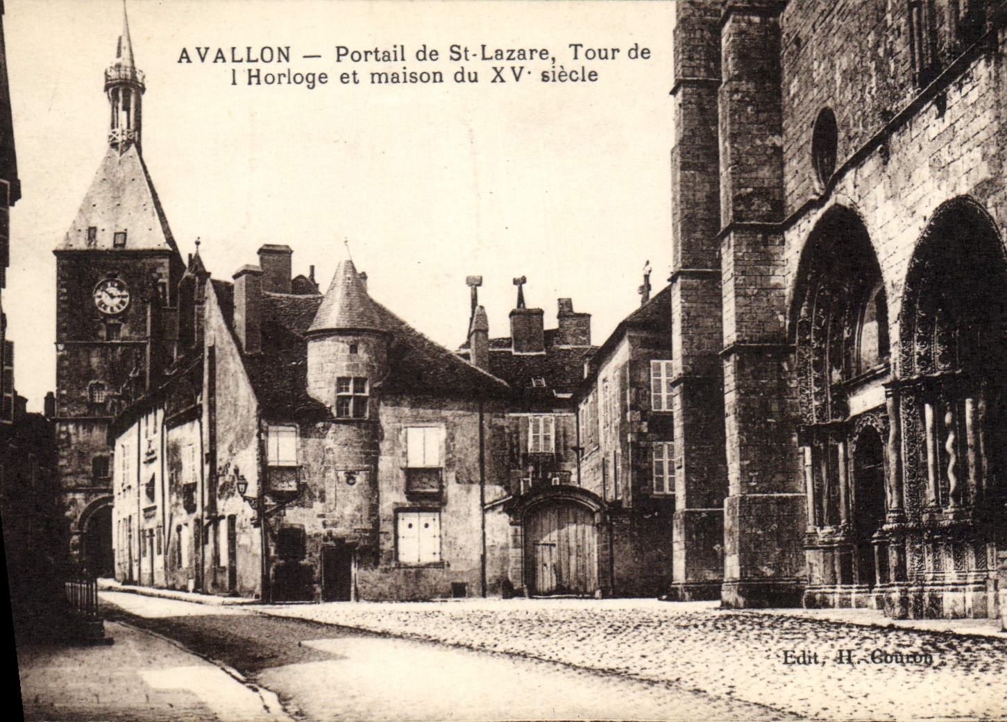 CPA Avallon Portail de St Lazare Tour de l'Horloge et maison du XV siecle 